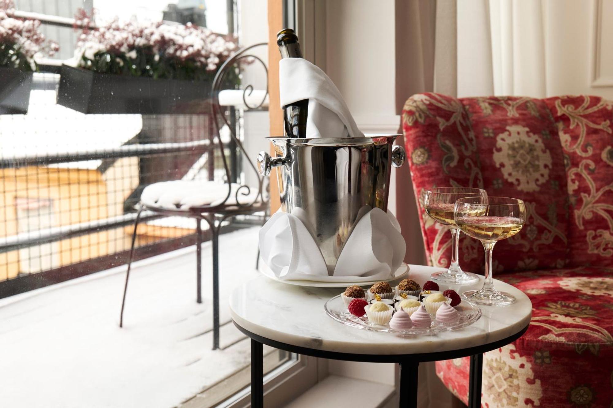 Villa Dagmar ストックホルム エクステリア 写真 A bottle of champagne in a cooler